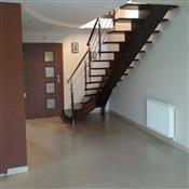 Widok schodów z salonu