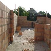 21.07.2012  wejście do domu, pierwszy plan:hol, poźniej korytarz i z lewej wejście do salonu/jadalni/kucni na wprost pokój na dole, na prawo wejście do garażu, czyli (co, łazienka, pralnia)