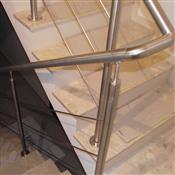 Schody, barierka, jeszcze przed sprzątaniem