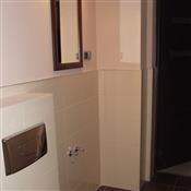 Łazienka na dole, jeszcze bez szafki i umywalki