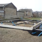 Fundament w trakcie zasypywania