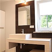 Projekt domu w kolorach wanilii i czekolady autorstwa Red Cube Design