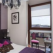 Fioletowa sypialnia w stylu glamour