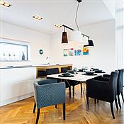 Projekt domu w kolorystyce black & white autorstwa Red Cube Design